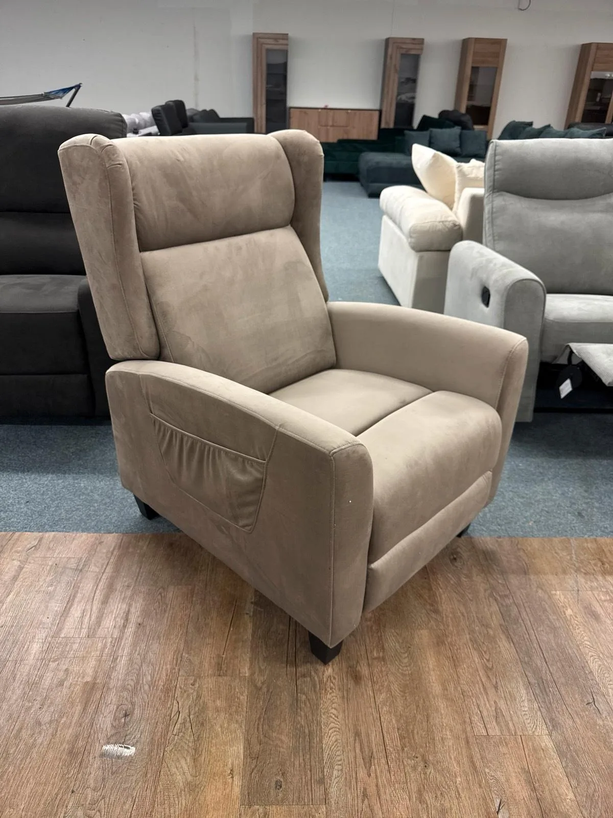 Beiger Ohrensessel aus Samt mit Relaxfunktion - Bild 2