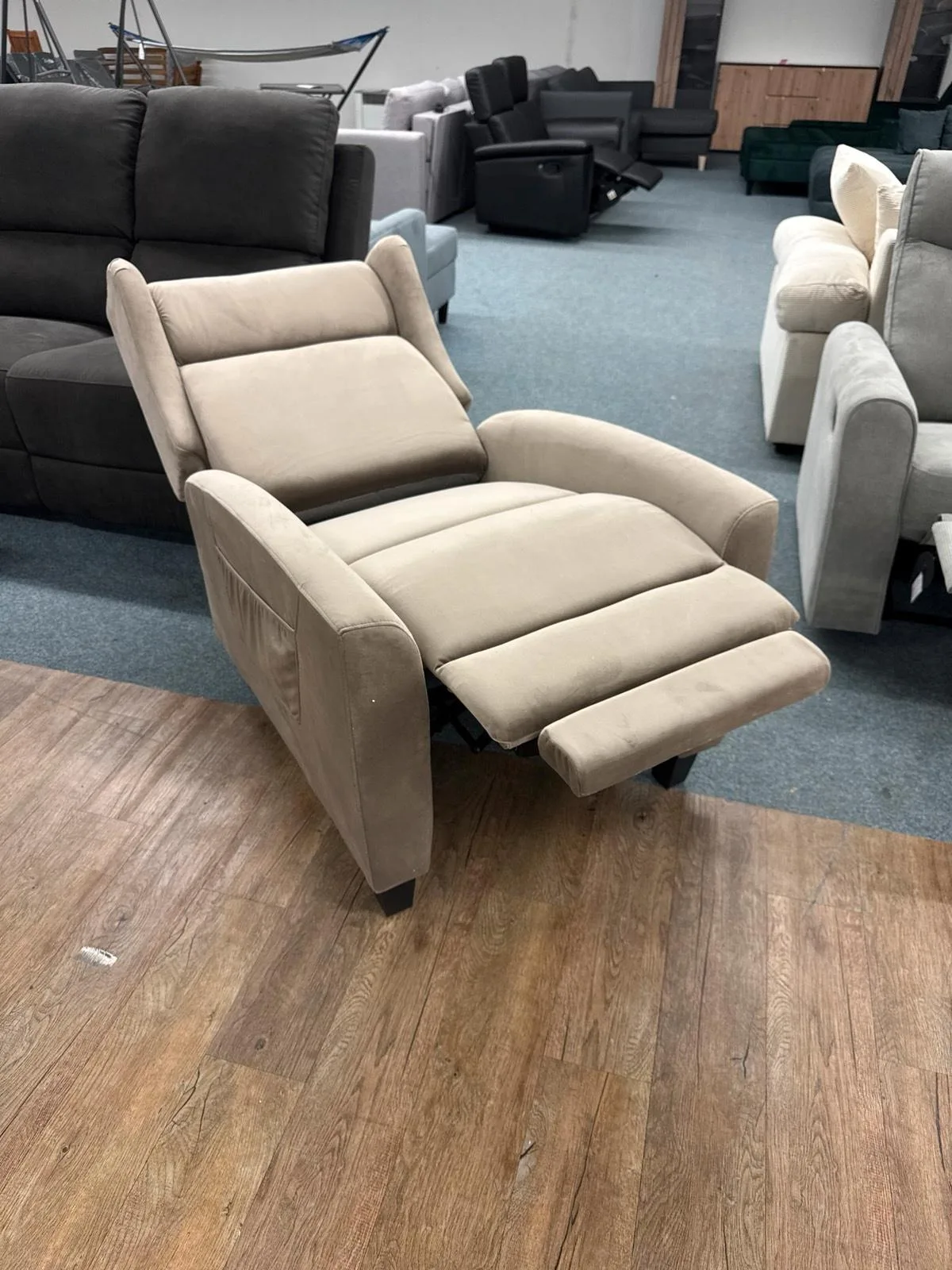 Beiger Ohrensessel aus Samt mit Relaxfunktion - Bild 3