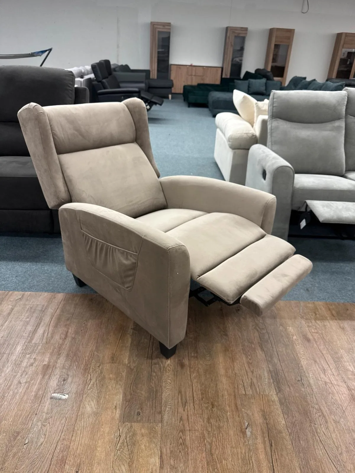 Beiger Ohrensessel aus Samt mit Relaxfunktion - Bild 4