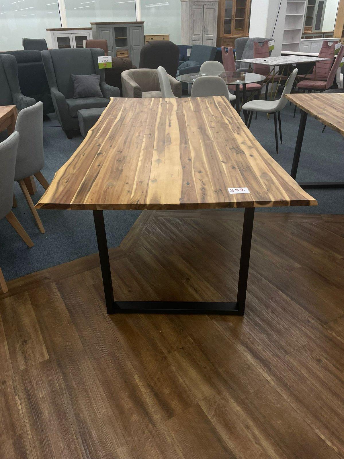 Esstisch Akazie massiv mit Baumkante 200x100