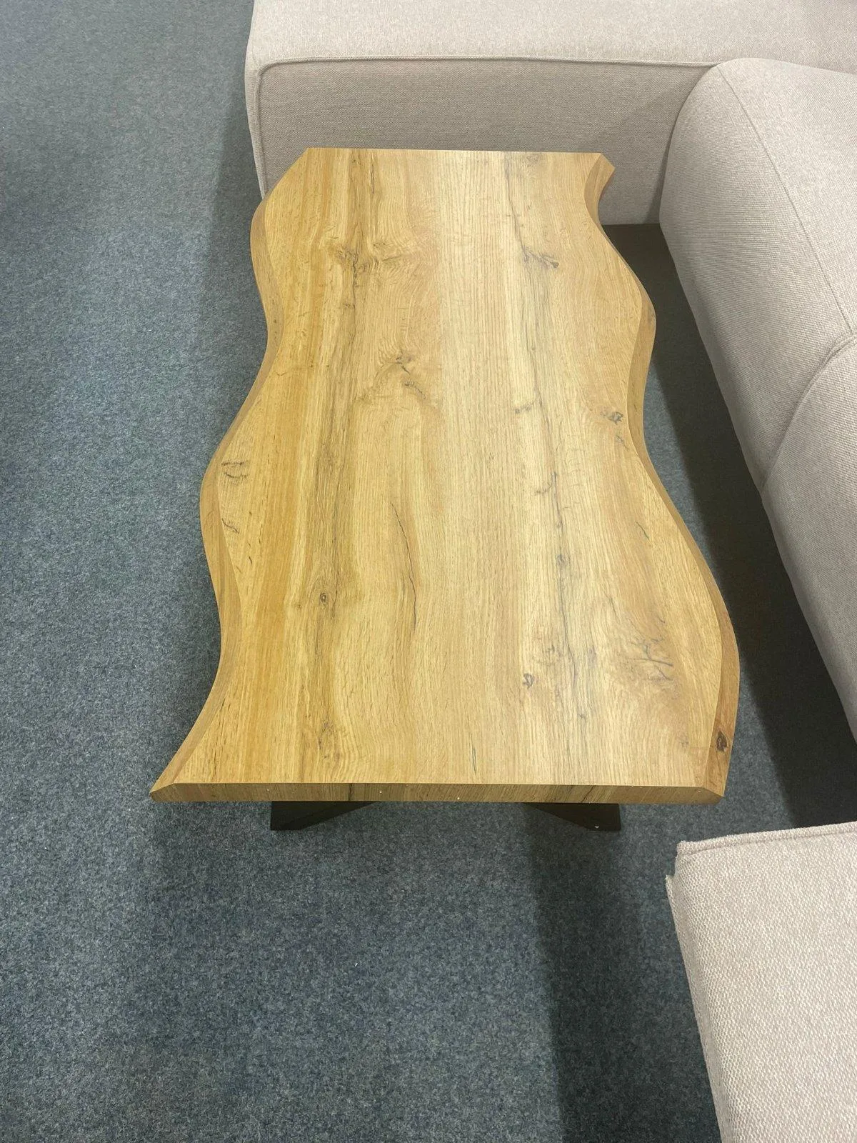 Couchtisch in Baumkantenoptik mit Metallgestell