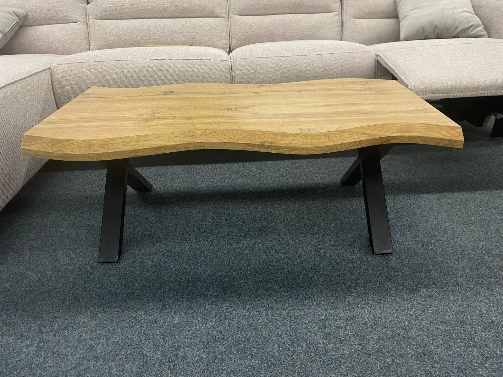 Couchtisch in Baumkantenoptik mit Metallgestell - Bild 2