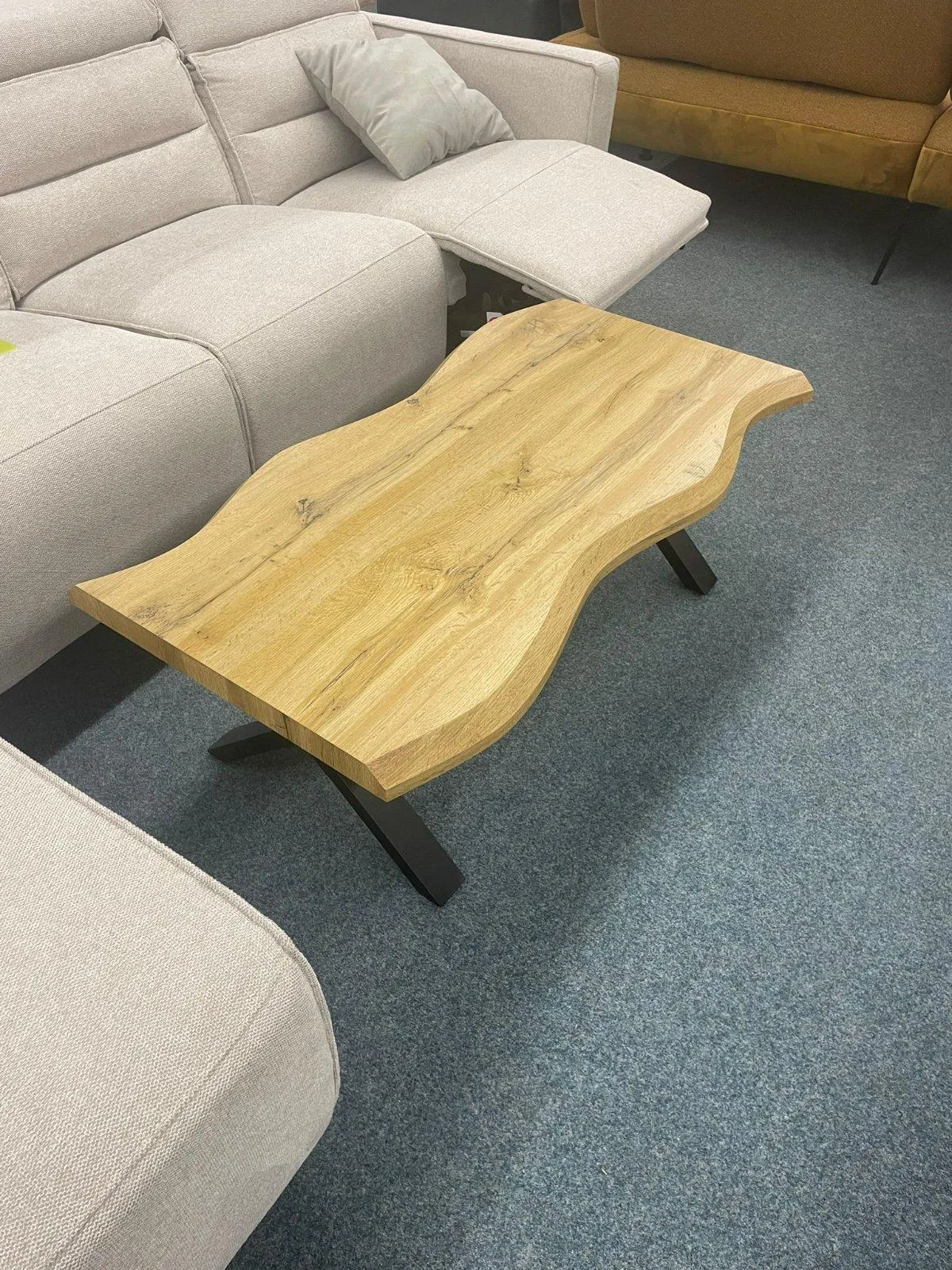 Couchtisch in Baumkantenoptik mit Metallgestell - Bild 3